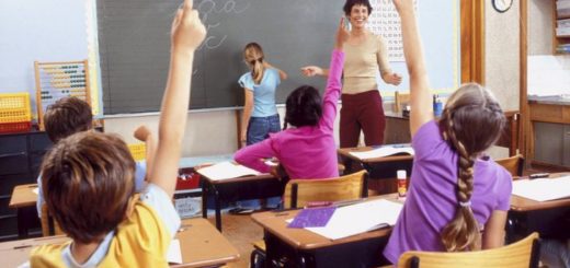 la foto riprende una maestra in classe