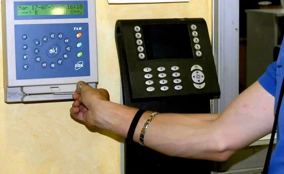 Il badge è illegale, basta la firma sul registro di classe