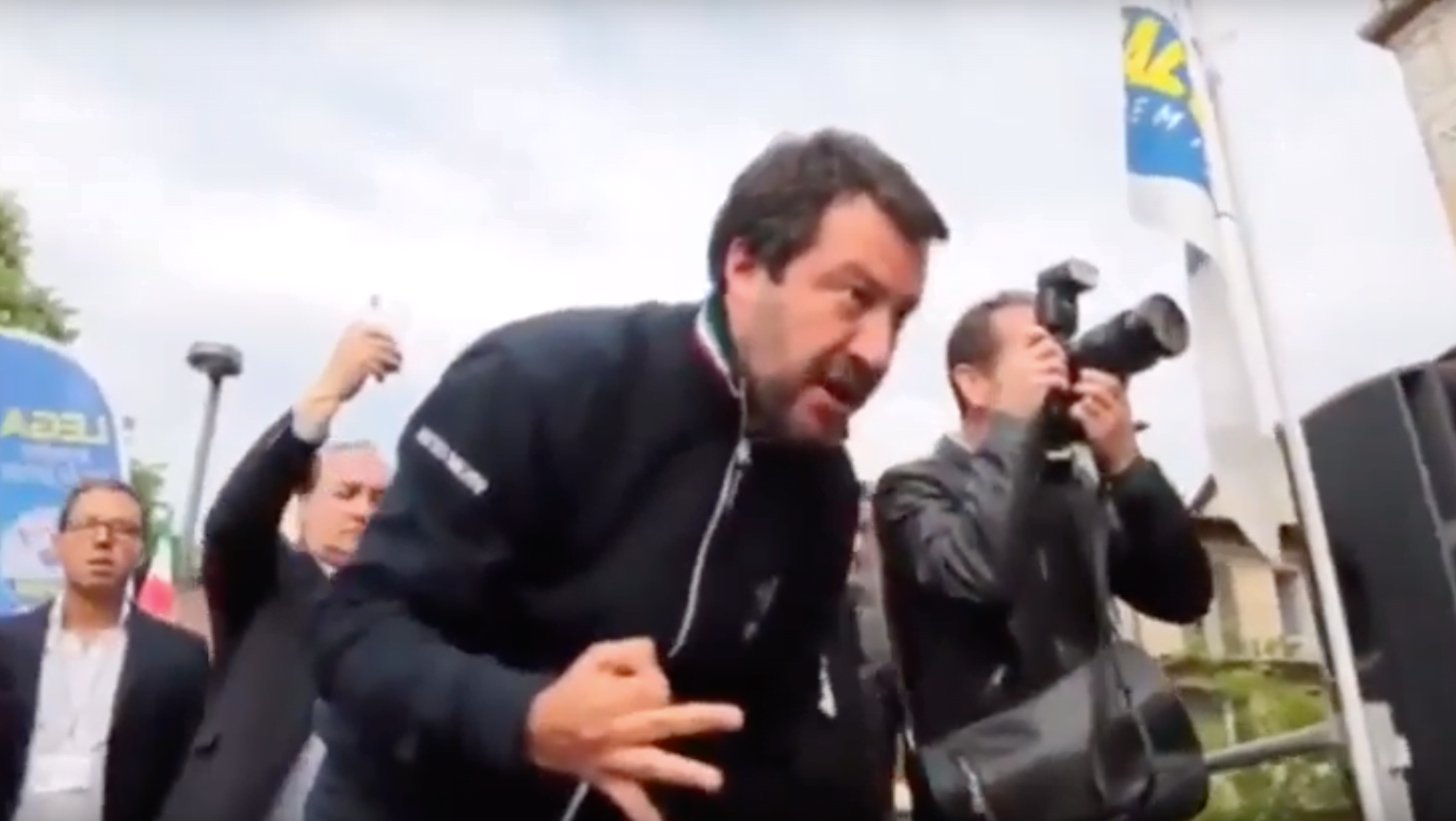 Salvini nervoso per via della contestazione delle maestre