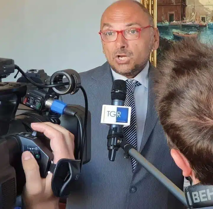 Le scuole sono l’ultima istituzione a dover chiudere - spiega Giuseppe Alviti finanche in stato di guerra.