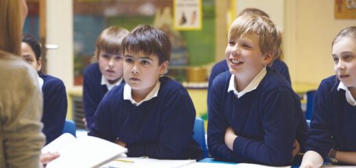 In classe, una docente i gli studenti, scuola