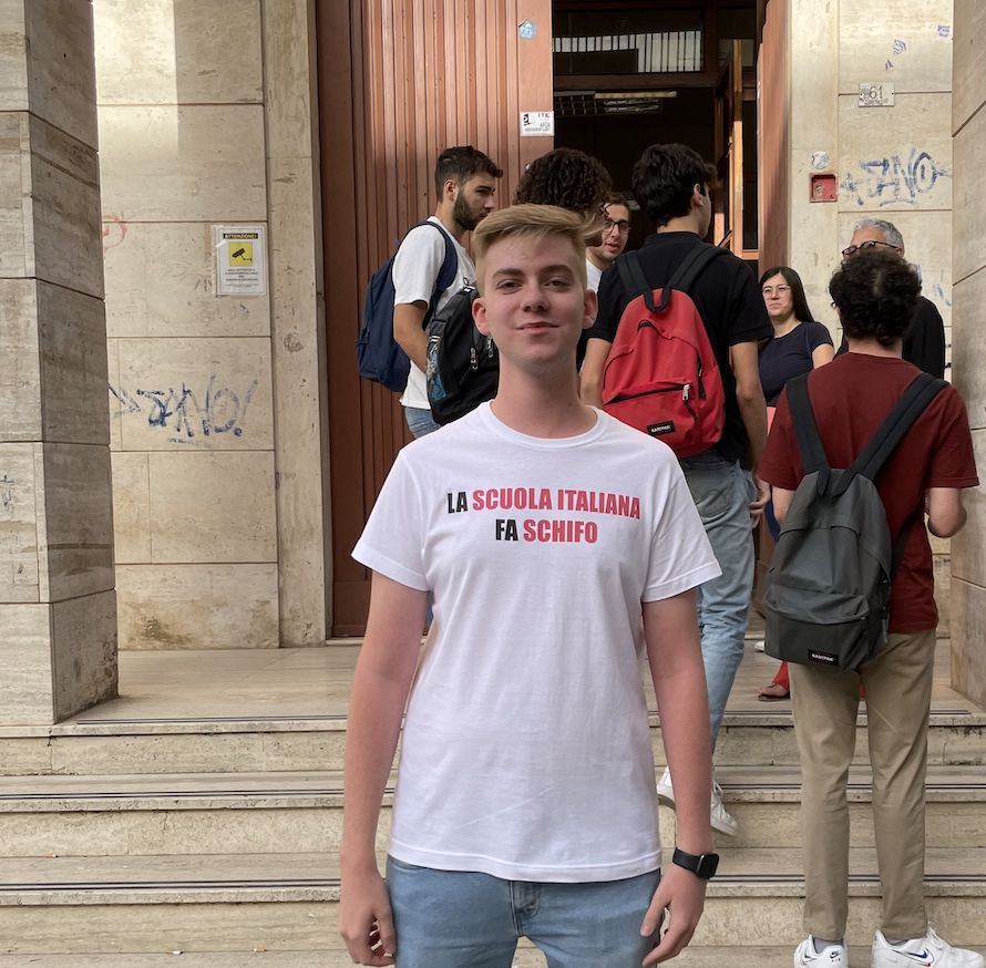 SBC: studente di Enna va a sostenere lo scritto di italiano, indossando una maglietta con su scritto " La scuola fa schifo"