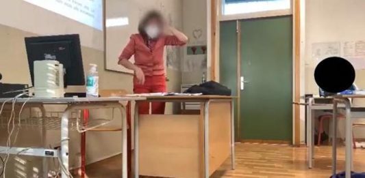 Prof vittima di alunni violenti, le sparano in classe ncon una pistola ad aria