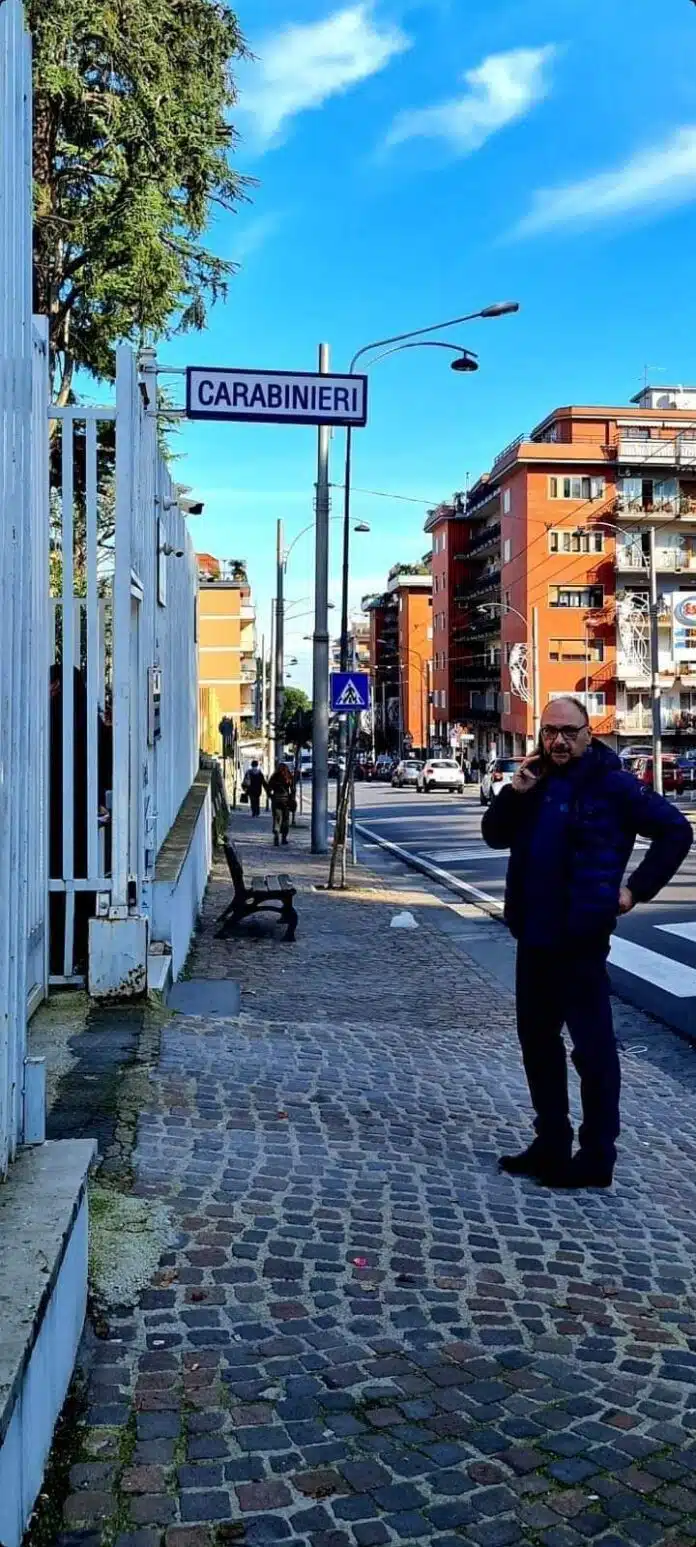 Napoli, baby gang aggredisce tre persone per rubare un albero di Natale