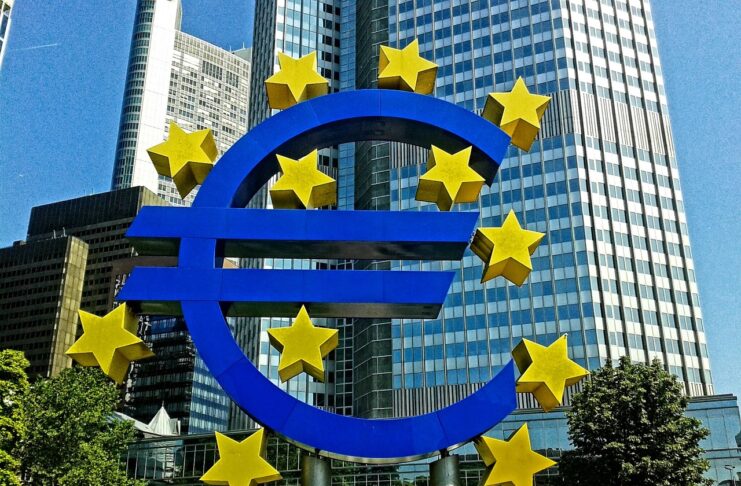 Scuola, governo legato al tasso inflazione programmata. Eppure la Bce…