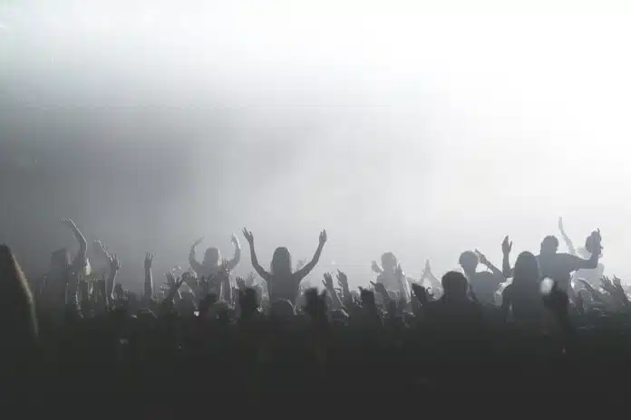 Per il governo sono più importanti i rave party e non la dispersione scolastica, la denuncia del M5S