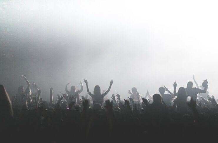 Per il governo sono più importanti i rave party e non la dispersione scolastica, la denuncia del M5S