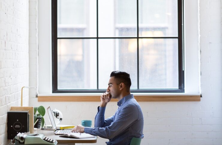 Attenzione all'utilizzo dei social media: restrizioni anche per i docenti, le regole