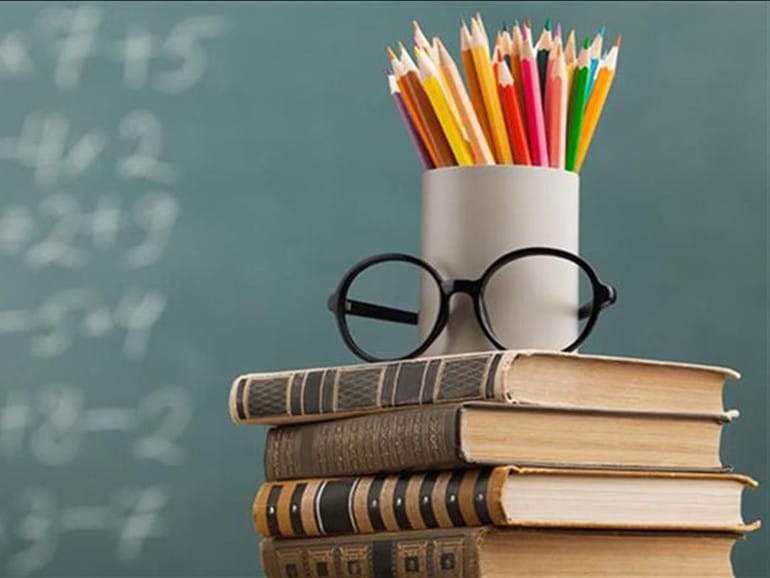 Da settembre 2023 scattano i mega aumenti degli stipendi dei DS, al palo quelli dei docenti ed ATA