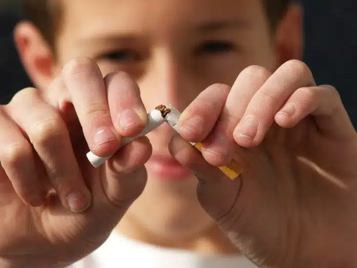 Divieto di fumo a scuola: vietate anche le sigarette elettroniche, la vigilanza spetta agli ATA ed ai docenti
