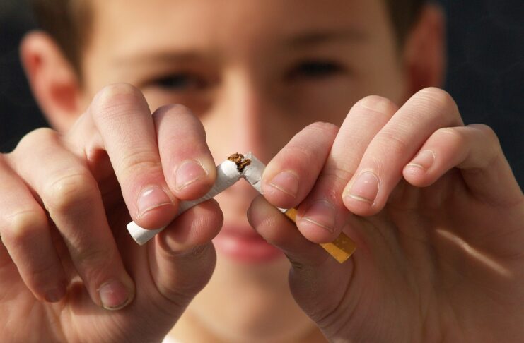 Divieto di fumo a scuola: vietate anche le sigarette elettroniche, la vigilanza spetta agli ATA ed ai docenti