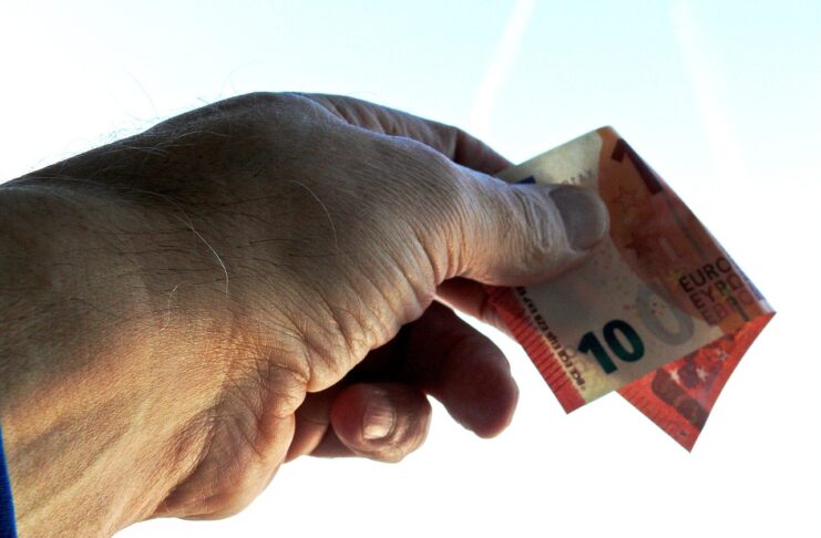 Economia italiana frena la crescita nel 2023: solo +0,7% su base annua