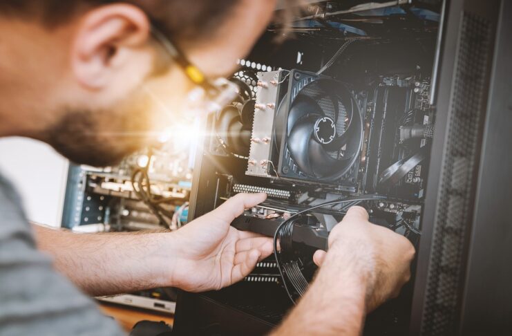 Mancano manodopera specializzata e professionisti digitali: il governo ha un piano per formarli all'estero