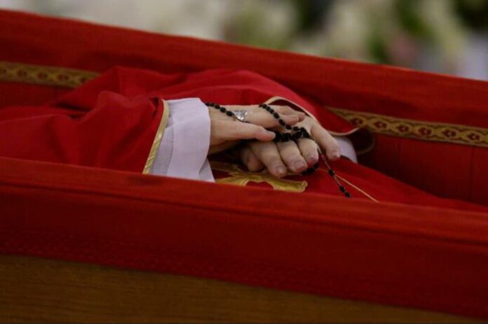 Papa Francesco, il Papa degli ultimi, si è spento all'età di 88 anni lasciando un'eredità profonda e indelebile nel cuore di milioni di persone in tutto il mondo