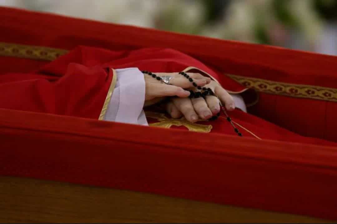 Papa Francesco, il Papa degli ultimi, si è spento all'età di 88 anni lasciando un'eredità profonda e indelebile nel cuore di milioni di persone in tutto il mondo