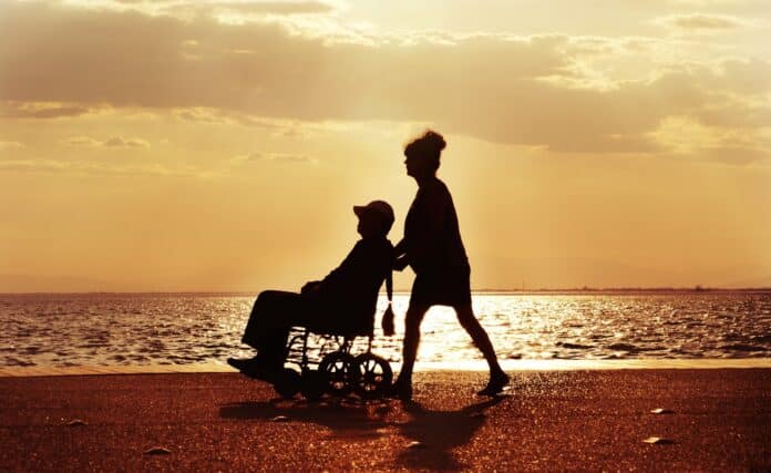 300 euro da giugno 2026 per chi assiste una persona con disabilità, c'è la conferma